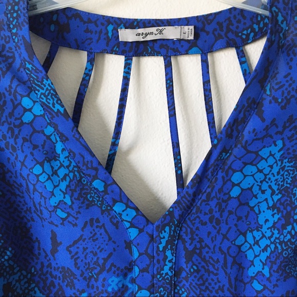 {Aryn K} Blue Snakeprint Blouse Cutout Back Large - Picture 3 of 6